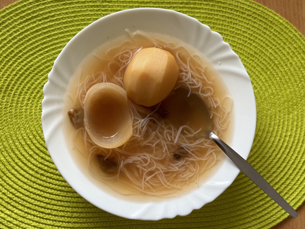 Zdravšia verzia obľúbenej kapustnice s údeným tofu a ryžovými rezancami. Recept na liptovskú vegetariánsku kapustnicu chuťou v ničom nezaostáva za klasickou kapustnicou. Je súčasťou NFI protokolu, ktorý pomáha pri remisii cukrovky diabetikom 2. typu i ľuďom s obezitou a nadváhou. Inšpirujte sa, zaraďte kapustnicu bez mäsa do svojho jedálnička a vykročte na cestu zdravého životného štýlu.
