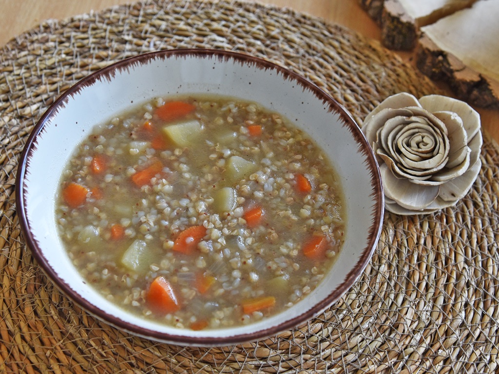 Zeleninová polievka s pohánkou, servírovaná v béžovej miske s tmavohnedým okrajom. Recept, ktorý je súčasťou NFI protokolu.